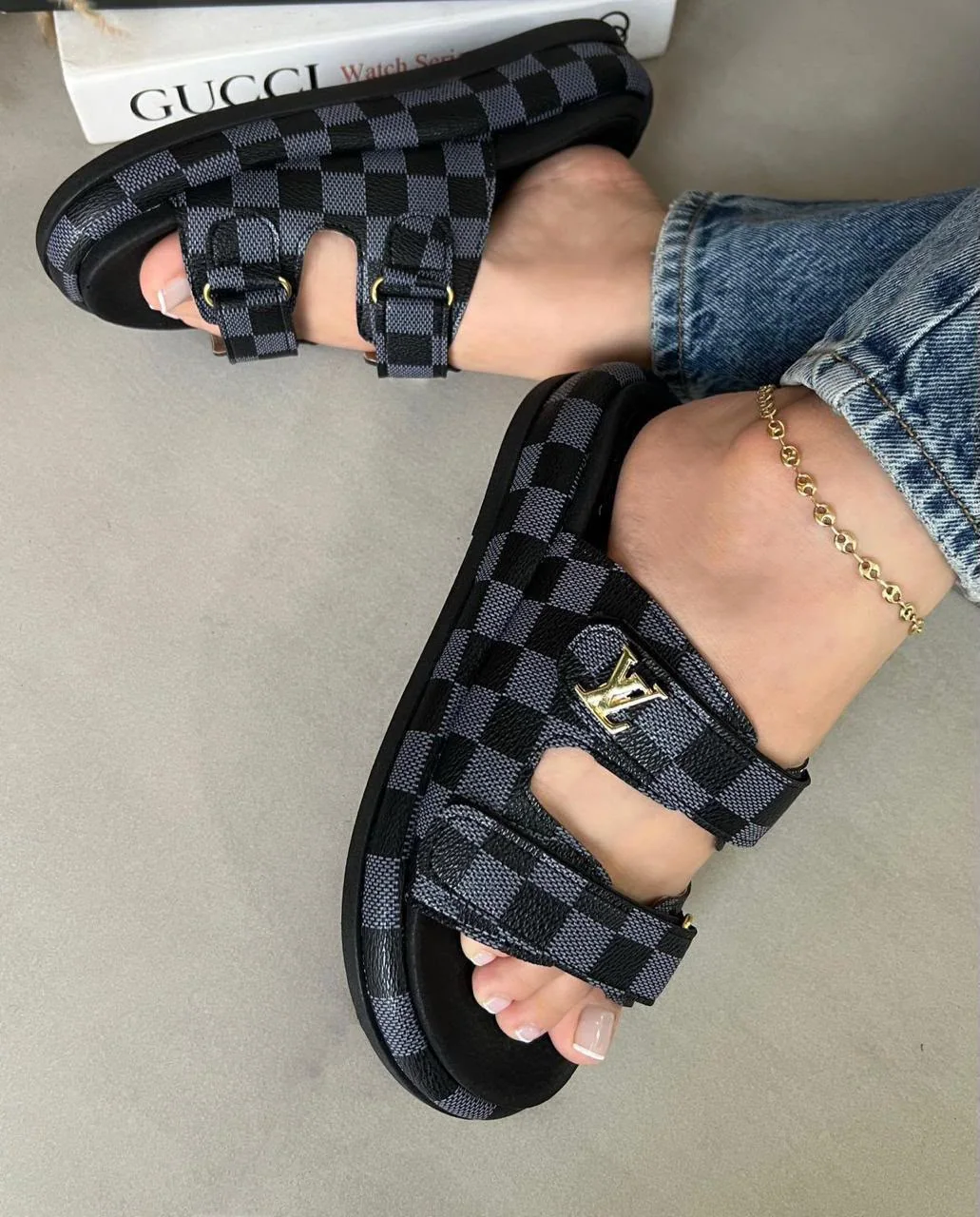 Sandalia Velcro estilo Louis Vuitton